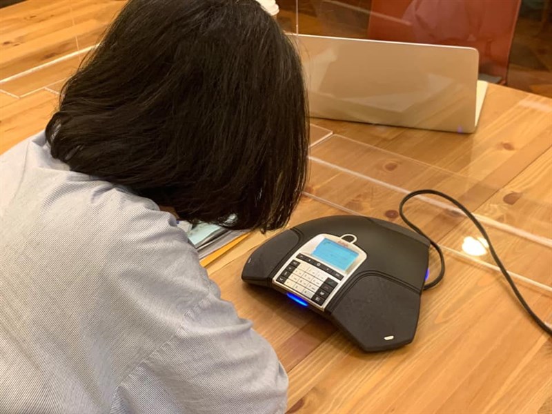 總統蔡英文2日致電給遭確診者攻擊的護理師,她除了謝謝護理師投入第一線防疫工作,也對他們受傷表達歉意;並表示任何攻擊醫護的暴力事件,一定會依法嚴辦。(圖取自facebook.com/tsaiingwen)