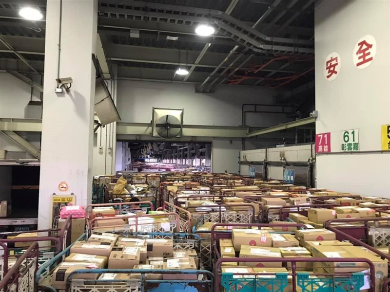 受疫情影響,民眾都減少出門改採網購,導致業者無法消化龐大物流量;交通部2日出面協調,目前嘉里大榮公司尚有餘裕可運送農產品。(圖取自facebook.com/blackcatunion)