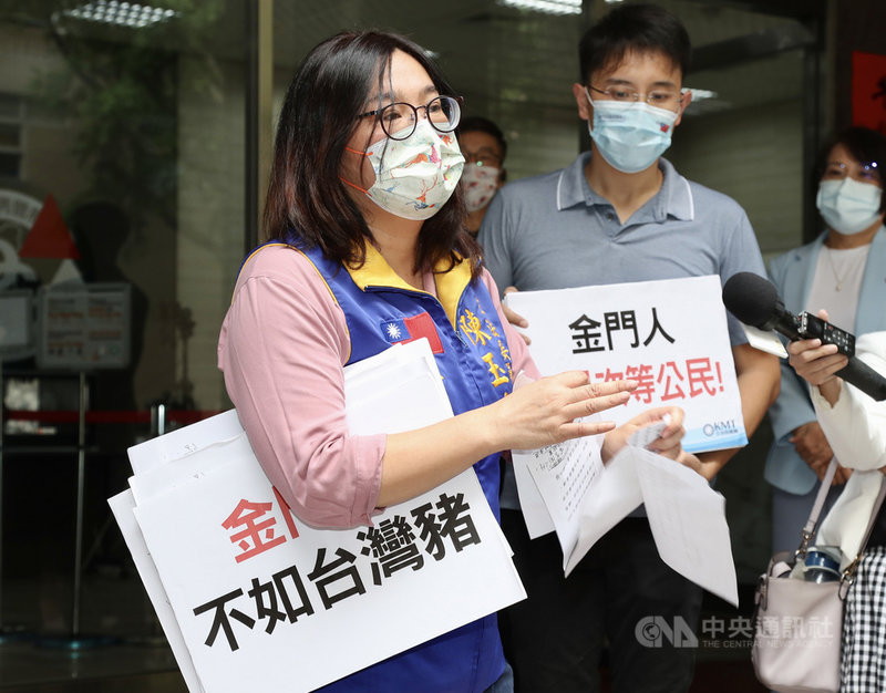 國民黨籍立委陳玉珍(左)2日到疾管署拜會衛福部長陳時中表訴求,陳玉珍受訪時表示,立法院日前附帶決議已通過入境離島「全面篩檢」,但指揮中心卻發函撤銷相關公告,她呼籲衛福部不要把立法院通過的附帶決議視為廢文。中央社記者張皓安攝 110年6月2日
