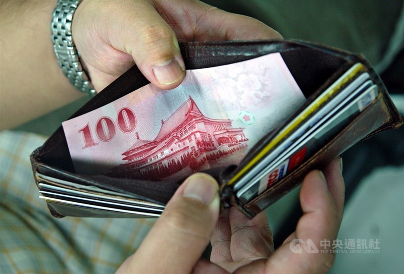 考量疫情嚴峻,金管會3日拍板宣布包括房貸、車貸、消費性貸款、信用卡款項等,提供緩繳或展延,受理申請期限將再延長至今年12月底。(中央社檔案照片)