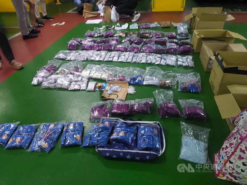 刑事局3日宣布偵破毒品案,指出日前接獲比利時海關情資,指有販毒集團走私大批毒品愷他命至台灣販賣,經循線追查於5月29日查獲林男等4嫌,和近8000包毒品咖啡包和愷他命,經送辦後法院裁定聲押獲准。圖為相關證物。(刑事局提供)中央社記者黃麗芸傳真 110年6月3日