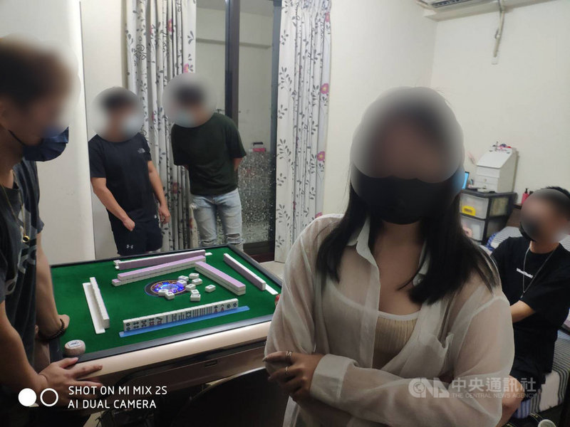 台南市警局永康分局1日分別在2棟大樓查獲群聚打麻將,每場各有5人,警方已函送台南市政府衛生局開罰。(台南市警局提供)中央社記者張榮祥台南傳真 110年6月3日