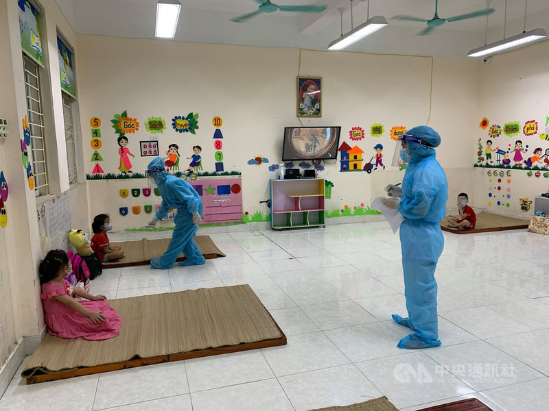 越南北江市黎利幼兒園一名兒童確診後,導致同班的24名5歲兒童在幼兒園就地隔離。(越南北江市黎利幼兒園校長謝香離提供)中央社記者陳家倫河內傳真 110年6月3日