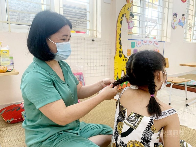 北江市黎利幼兒園24名5歲兒童在幼兒園內集中隔離檢疫,校長謝香離(左)憂心孩子生活不能自理,自願留園照顧。(越南北江市黎利幼兒園校長謝香離提供)中央社記者陳家倫河內傳真 110年6月3日