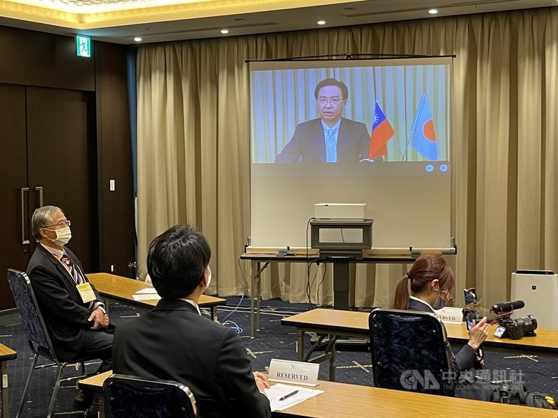 外交部長吳釗燮3日以「當代挑戰下的台日夥伴關係」為題,向日本外籍記者協會發表演說並接受媒體提問。對於日本研擬贈台疫苗,他表示,目前沒有進一步的評論;且在商言商的現實世界,晶片換疫苗恐難實現。中央社記者楊明珠東京攝 110年6月3日
