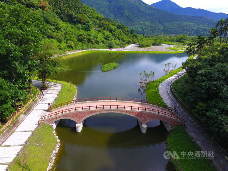 花蓮縣光復鄉吉利潭工程以農村再生工程結合生態、防災、文化及景觀等為設計理念,榮獲第30屆(2021)全球卓越建設獎(FIABCI World Prix D’excellence Awards)的最佳環境文化類金獎殊榮。(水土保持局花蓮分局提供)中央社記者李先鳳傳真 110年6月3日