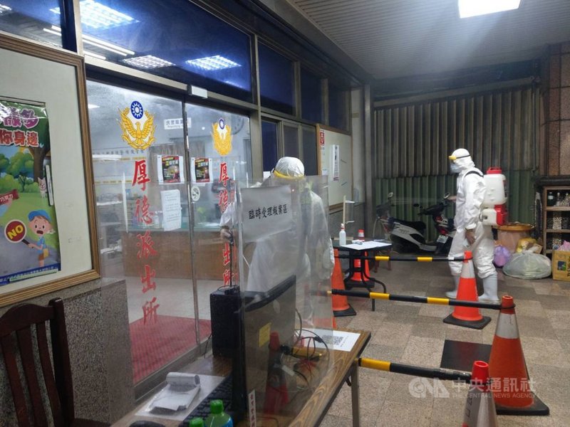 新北市三重警分局厚德派出所有1名廚工確診武漢肺炎,警方表示,事發前,厚德所已啟動執勤人員分流措施,目前全體同仁自我健康監測中,另安排鄰近派出所協助值班及巡邏勤務。(警方提供)中央社記者沈佩瑤傳真 110年6月3日