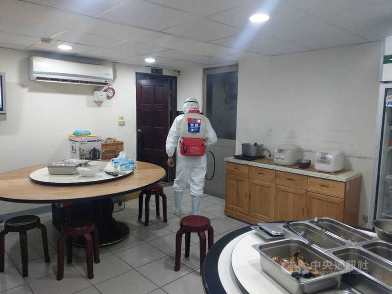 新北市三重警分局厚德派出所有1名廚工確診武漢肺炎,警方緊急安排全所42名員警篩檢,皆為陰性,並對全所進行環境清消。(警方提供)中央社記者沈佩瑤傳真 110年6月3日