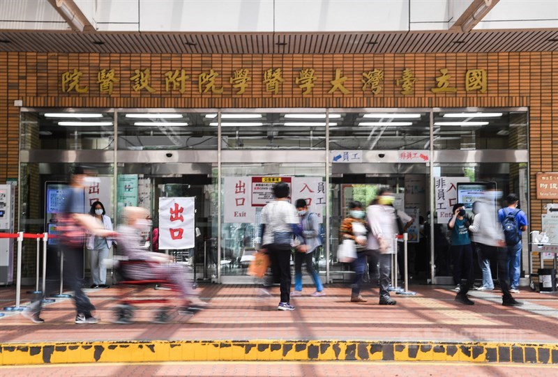 疫情指揮中心13日證實台大醫院發生院內確診,院內4名護理師、1名清潔人員,另有病患、陪病者與看護確診,皆依規定通報匡列且持續追蹤。(中央社檔案照片)