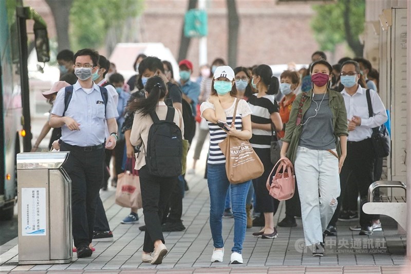 國內3日新增364例本土病例,219例校正回歸個案。指揮官陳時中表示,20至39歲者染疫比例增加,呼籲端午連假勿返鄉。圖為台北車站外下班時間候車人潮,民眾皆配戴口罩。(中央社檔案照片)