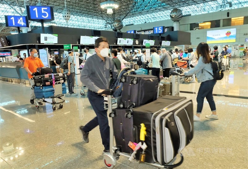 因應市場需求,業者增加飛美航班,華航、長榮航3日受惠雙雙攻上漲停價格。圖為2日桃園機場。(中央社檔案照片)