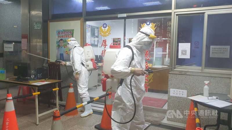 新北市三重警分局厚德派出所有1名廚工確診武漢肺炎,警方緊急安排全所42名員警篩檢,皆為陰性,並對環境進行清消。(警方提供)中央社記者沈佩瑤傳真 110年6月3日