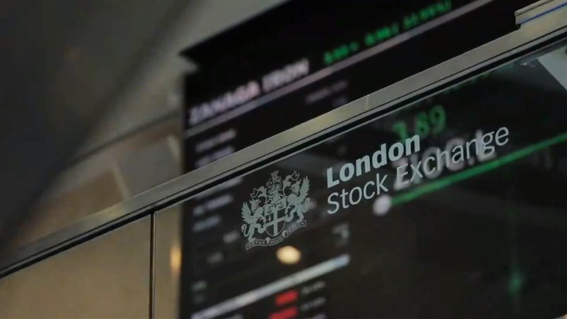 歐洲股市2日收漲,接近創紀錄水平;倫敦FTSE 100指數上漲27.54點或0.39%。圖為倫敦證交所一景。(圖取自twitter.com/LSEplc)