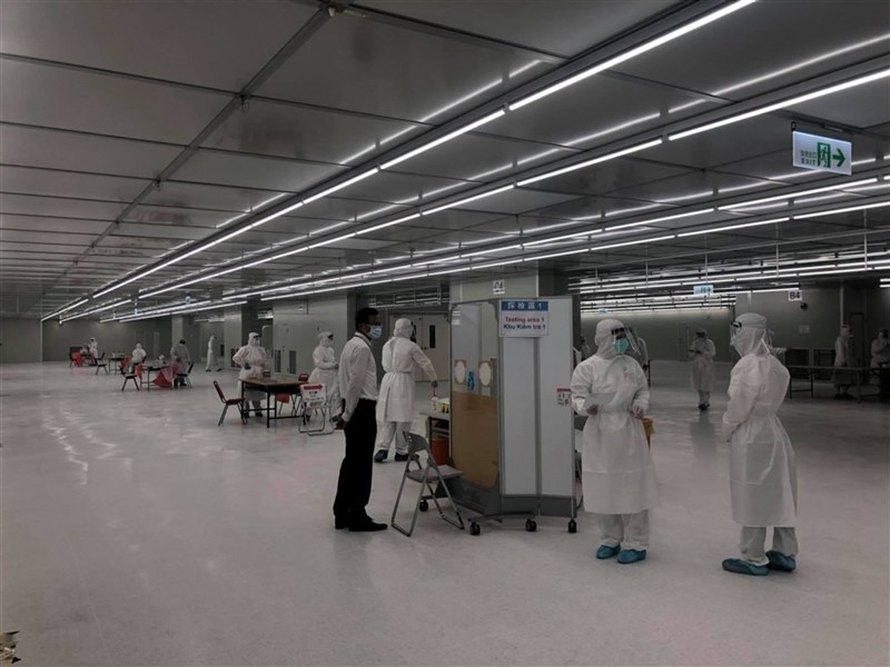 京元電竹南廠爆發群聚感染事件,3日起展開全公司約7300人快篩。苗栗縣多名議員認為,目前規劃新竹總部和銅鑼廠員工也以遊覽車分批載至竹南廠快篩,如此反而增加移動、群聚及交叉感染風險,應分廠分流快篩。(翻攝自臉書「京元電子KYEC」)中央社記者管瑞平傳真 110年6月3日