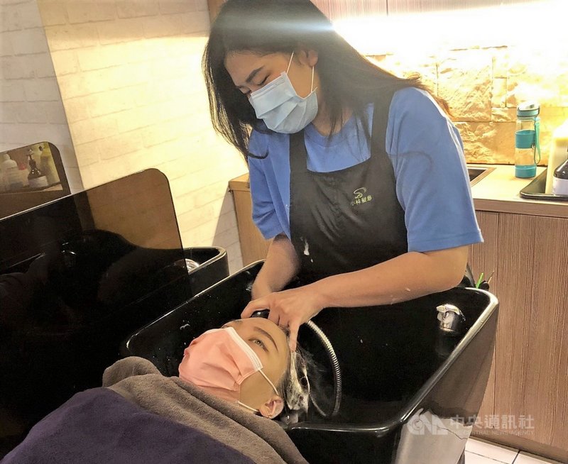 新北市政府教育局3日表示,受疫情影響,為確保學生健康及安全,5月19日起全數召回在職場工作的建教合作生,返家線上教學。圖為莊敬工家美容科學生萬佩婕實習時狀況。(新北市教育局提供)中央社記者黃旭昇新北傳真 110年6月3日