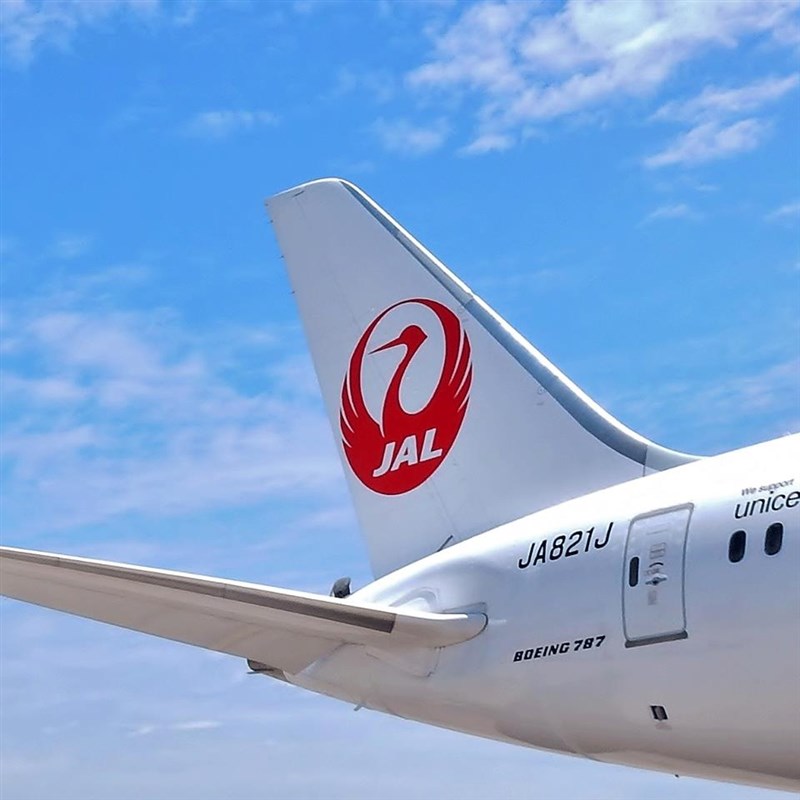日本供應台灣的AZ疫苗,預計4日下午由日航以定期航班JL809載運到桃園國際機場。圖為JL809同型機。(圖取自facebook.com/japanairlines.taiwan)