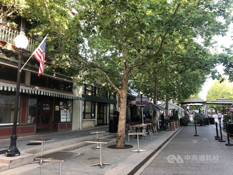 2019冠狀病毒疾病疫情期間,加州政府允許把街道圍起來,餐廳業者天寬地闊擺桌,讓客人在戶外用餐,州政府3日宣布延長至今年底。中央社記者周世惠舊金山攝 110年6月4日