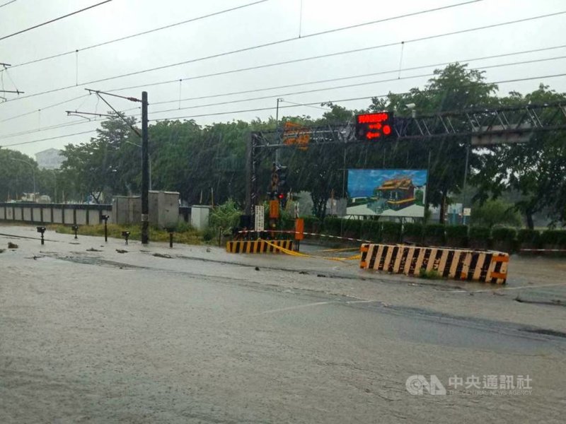 水淹平交道台鐵鶯歌 桃園間一度無法通行 生活 中央社cna