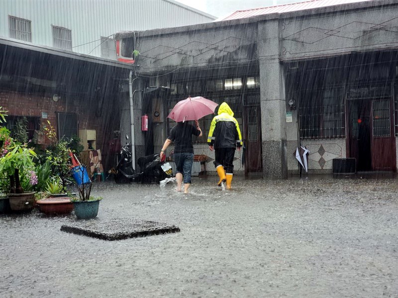 新北市4日下起豪大雨,中正路一處三合院(圖)一度積水。市府消防局表示,各地積水情形都在嚴密監控中。(新北市消防局提供)中央社記者黃旭昇新北傳真 110年6月4日