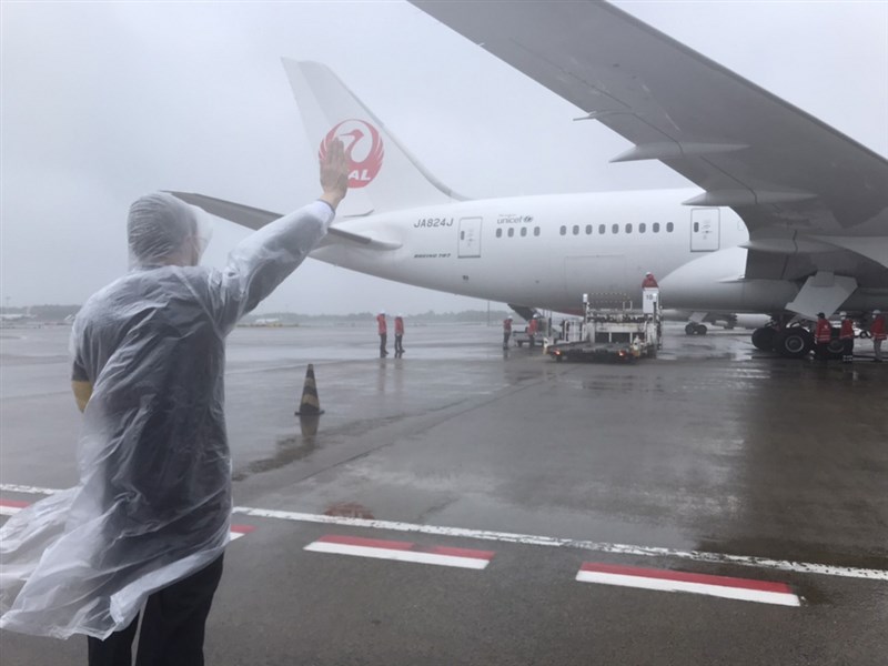 日本政府提供台灣124萬劑AZ疫苗,載運疫苗的日本航空班機準備就緒。(駐日代表處提供)中央社記者楊明珠東京傳真 110年6月4日