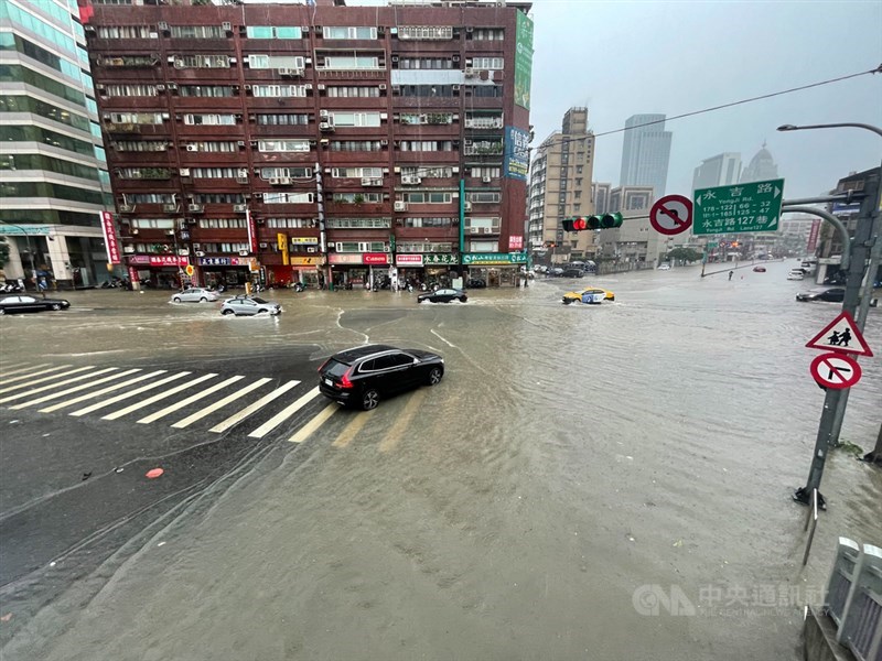 受梅雨鋒面及颱風彩雲外圍環流影響，水利署針對台北市文山區、信義區發布淹水一級警戒。北市永吉路下午出現淹水情形。中央社記者張新偉攝 110年6月4日