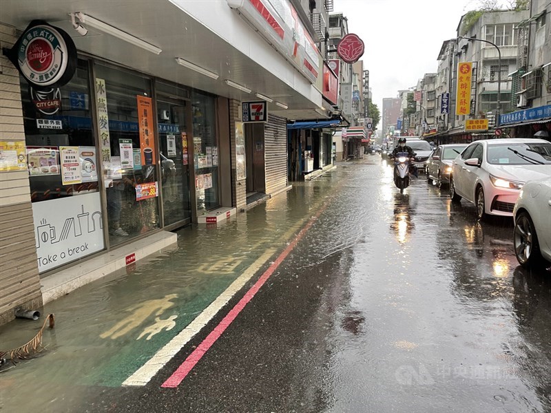 受梅雨鋒面及颱風彩雲外圍環流影響，中央氣象局4日發布大雨及豪雨特報，水利署也針對台北市文山區、信義區、新北市新店區發布淹水一級警戒。圖為信義區多處道路積水，永吉路30巷店家只能暫停營業。中央社記者張新偉攝　110年6月4日