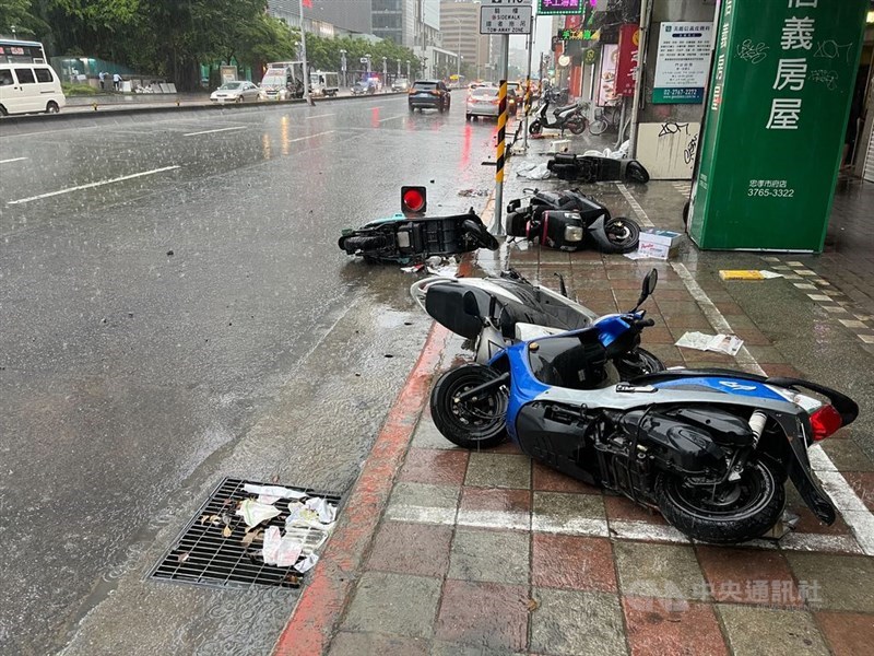 颱風彩雲外圍環流加上梅雨鋒面接近影響，台北市4日午後降豪雨，道路出現積淹水情況，路旁機車倒一地。中央社記者張新偉攝 110年6月4日