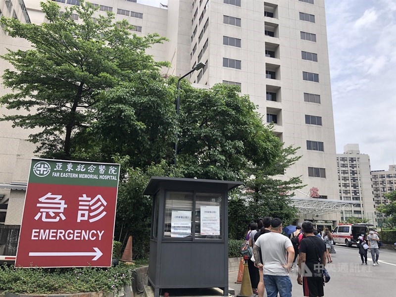 66歲男子武漢肺炎快篩陽性,因肺部浸潤收治住院,4日下午涉攻擊護理師後,離開新北市板橋區亞東紀念醫院(圖)專責病房,返回家中。(中央社檔案照片)