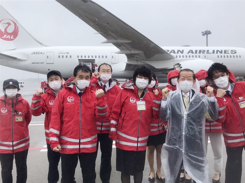 日本政府提供台灣124萬劑AZ疫苗，載運疫苗的日本航空班機將從成田機場起飛，預計下午抵達台灣桃園機場。駐日代表謝長廷到場（右2）。（駐日代表處提供）中央社記者楊明珠東京傳真 110年6月4日