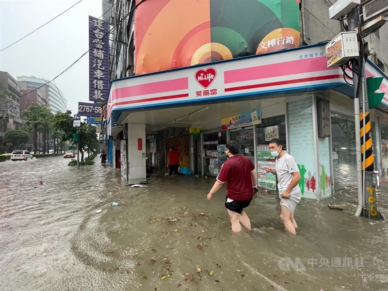 颱風彩雲外圍環流加上梅雨鋒面接近影響，4日台灣天氣不穩定，台北市下午瞬間強降雨，信義區永吉路出現淹水情形。中央社記者張新偉攝 110年6月4日