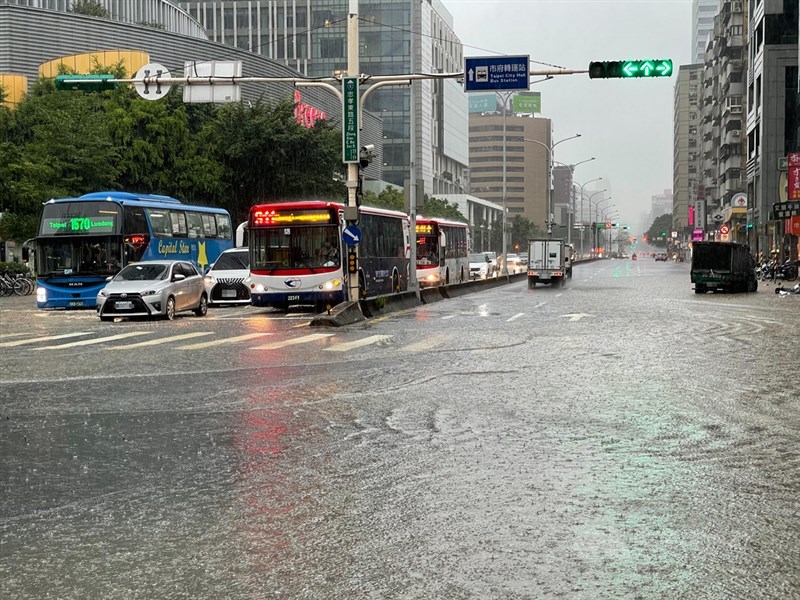 受梅雨鋒面及颱風彩雲外圍環流影響，4日中午12時起北市即開始有持續性的強對流發展，市中心有瞬間強降雨，文山、大安及信義區時雨量均超過100毫米；忠孝東路與松仁路口出現大片積水。中央社記者張新偉攝 110年6月4日