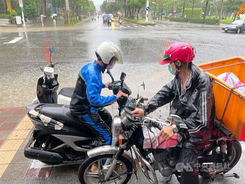颱風彩雲外圍環流加上梅雨鋒面接近影響,台北市4日午後降豪雨,大安區及文山區時雨量都超過100毫米;忠孝東路出現積水情形,機車騎士小心閃避。中央社記者張新偉攝 110年6月4日