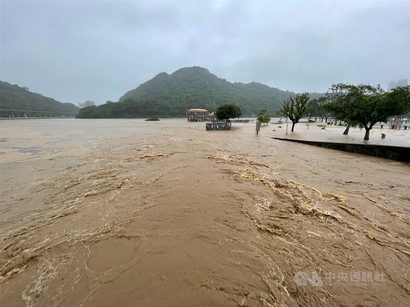 受梅雨鋒面及颱風彩雲外圍環流影響,4日北市午後強降雨造成多處災情,大湖公園一片滾滾泥水。中央社記者王飛華攝 110年6月4日