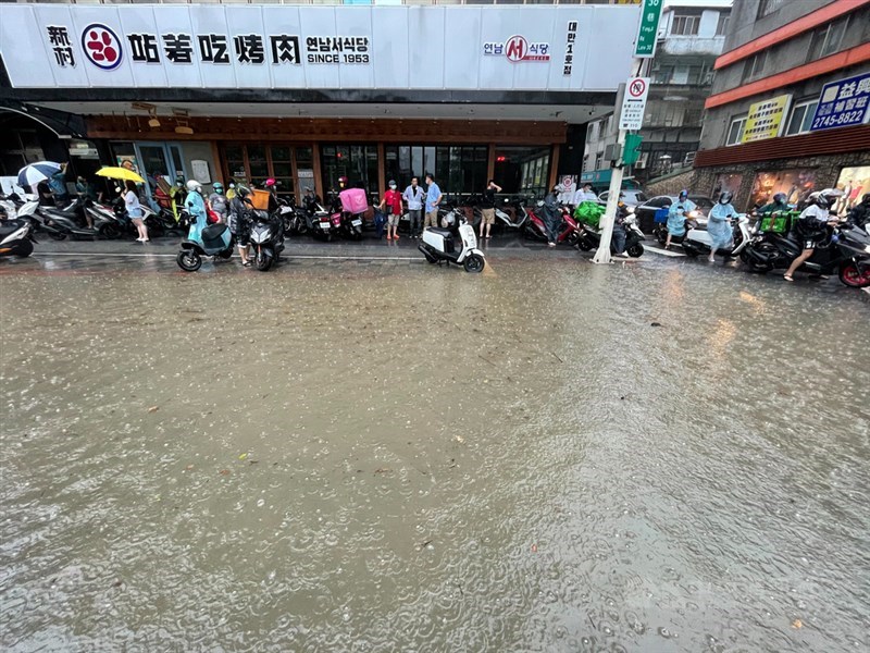 受梅雨鋒面及颱風彩雲外圍環流影響,中央氣象局4日發布大雨及豪雨特報,水利署也針對台北市文山區、信義區、新北市新店區發布淹水一級警戒;忠孝東路與松仁路交叉口出現嚴重積水。中央社記者張新偉攝 110年6月4日