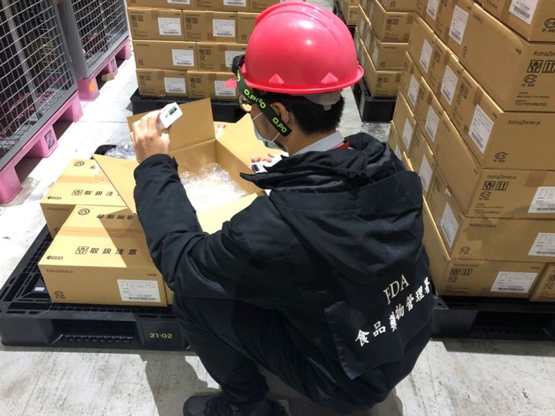 日本捐贈台灣123萬8460劑阿斯特捷利康(AZ)疫苗,4 日下午運抵台灣,衛福部食藥署已完成冷鏈查核與樣品抽取,並將樣品攜回食藥署國家實驗室進行檢驗,如果經審查文件資料與檢驗都合格,最快可於11日傍晚驗畢並核發封緘證明書。(衛福部食藥署提供)中央社記者江慧珺傳真 110年6月4日
