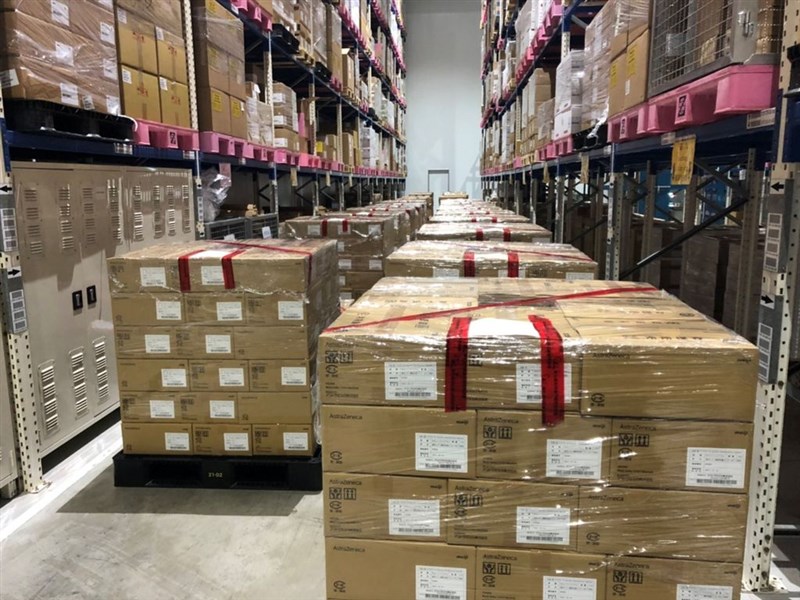 日本捐贈台灣的123萬8460劑AZ疫苗4日下午運抵台灣,衛福部食藥署已完成冷鏈查核與樣品抽取,現地封存疫苗後,攜樣品回食藥署國家實驗室進行試驗,最快11日傍晚驗畢。(衛福部食藥署提供)中央社記者江慧珺傳真 110年6月4日