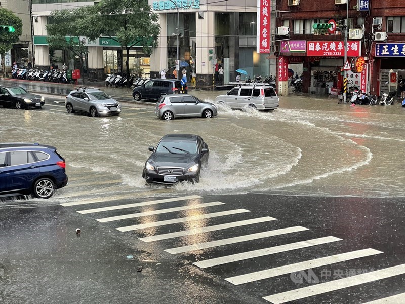 受梅雨鋒面及颱風彩雲外圍環流影響,中央氣象局4日發布大雨及豪雨特報,台北市永吉路部分路面積水。中央社記者張新偉攝 110年6月4日