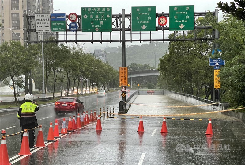 梅雨鋒面接近及颱風「彩雲」外圍環流影響，4日午後雙北地區出現明顯強降雨，台北市更達大豪雨等級，信義區多處淹水，信義路往松德路方向的地下道因積水嚴重暫時封閉。中央社記者張新偉攝110年6月4日