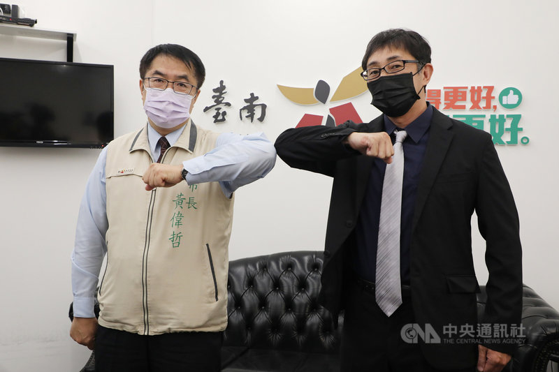 台南市長黃偉哲（左）4日上午在永華市政中心與台南市日本人協會理事長野崎孝男（右）見面，表達對日方提供台灣疫苗的謝意。（台南市政府提供）中央社記者楊思瑞台南傳真　110年6月4日