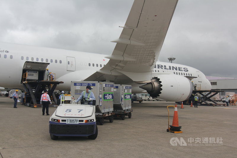 日本援助台灣的124萬劑AZ疫苗,4日下午由日本航空JL809班機運抵桃園機場,這是日本首度直接供應疫苗給海外。中央社記者葉臻攝 110年6月4日
