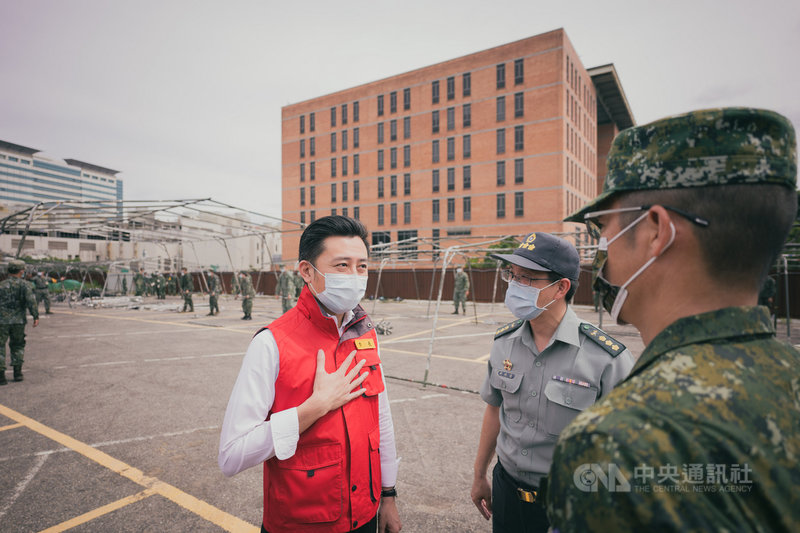 新竹市政府設立臨時性的「竹科專案篩檢站」,為新竹科學園區的移工篩檢,5日啟用,預計3天完成4000名移工篩檢。圖為新竹市長林智堅(左)視察篩檢站情形。(新竹市政府提供)中央社記者魯鋼駿傳真 110年6月4日