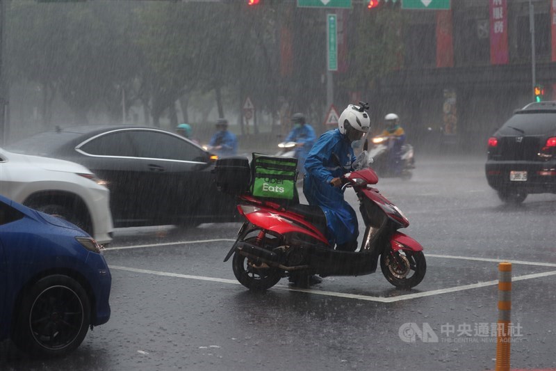 颱風彩雲外圍環流加上梅雨鋒面接近影響，4日台灣天氣不穩定。中央氣象局觀測，午後雙北地區降豪雨，尤其台北市大安區及文山區，時雨量都超過100毫米。外送員的機車因大雨故障在路中央，遭後方汽車按喇叭示警，險象環生。中央社記者吳家昇攝 110年6月4日