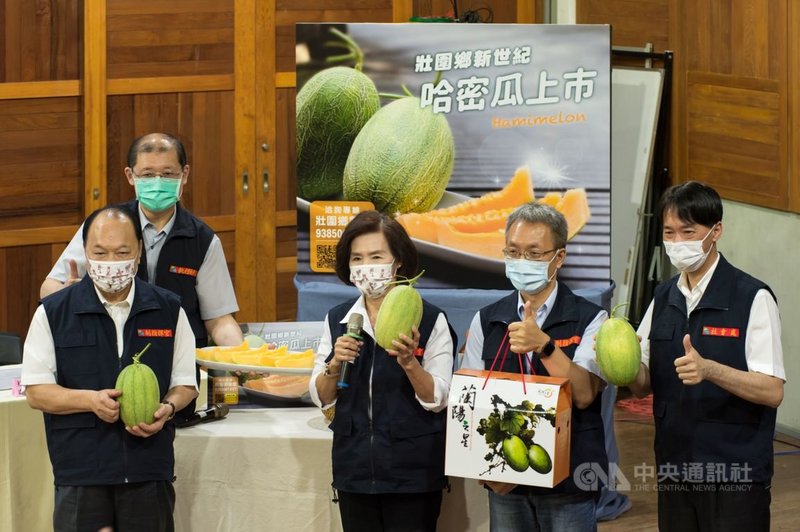 為協助果農度過疫情及銷售優質農產品,宜蘭縣長林姿妙(右3)與縣府團隊4日在疫情記者會行銷壯圍鄉新世紀哈密瓜。(宜蘭縣政府提供)中央社記者沈如峰宜蘭縣傳真 110年6月4日