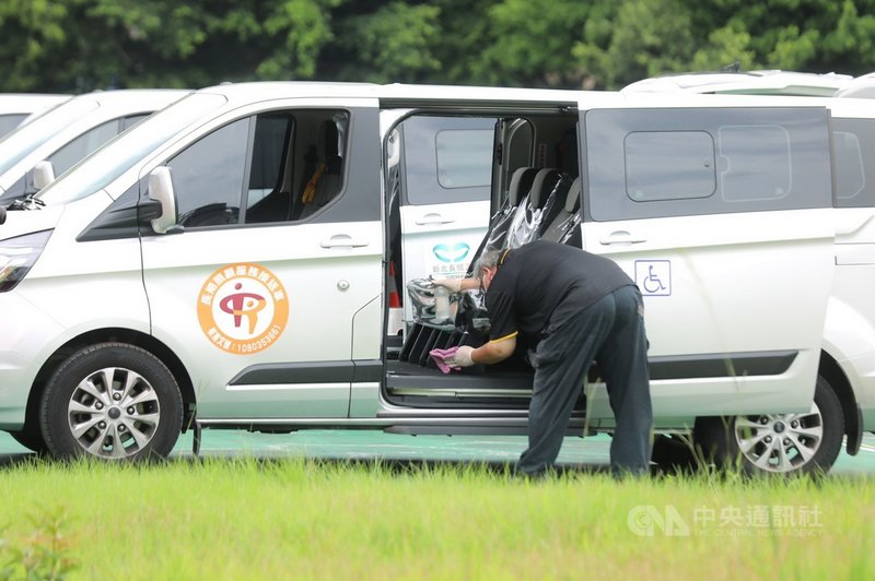 新北市長侯友宜4日在說明會中,感謝「防疫專車」或「安心返家車隊」的小巴士、計程車等,這些車隊司機派遣各車次,接送確診個案前往集中檢疫或居家隔離。(新北市府提供)中央社記者黃旭昇新北傳真 110年6月4日