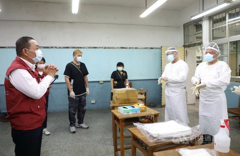 新北市長侯友宜(左)4日感謝「防疫專車」或「安心返家車隊」的小巴士、計程車等司機,接送確診個案前往集中檢疫或居家隔離。(新北市府提供)中央社記者黃旭昇新北傳真 110年6月4日