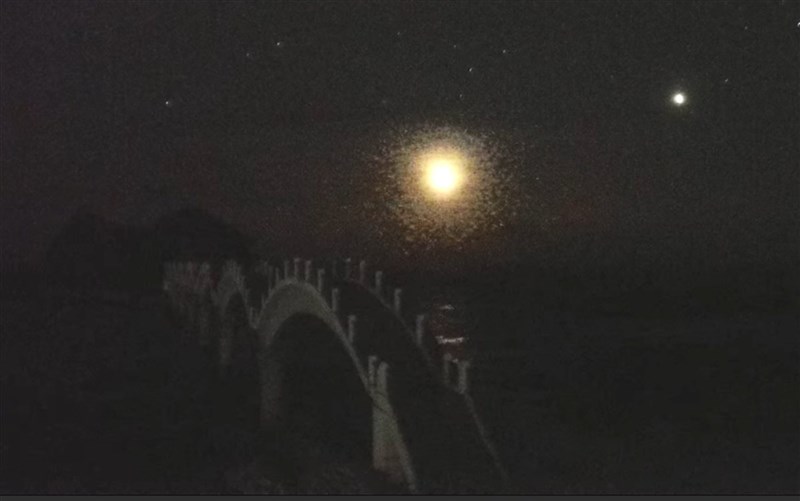 東海岸太平洋的夜空,這2天相繼出現耀眼的火流星及約60顆衛星串成宛如流星雨的「星鏈」,台北市立天文科學教育館助理研究員李瑾證實,2日出現的火紅球體是顆粒比較大的流星,是比較少見的「火流星」。(擷取自東管處影像)中央社記者盧太城台東傳真 110年6月4日