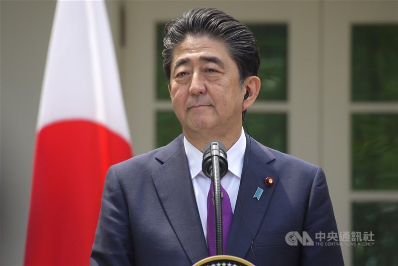 日本政府供應台灣124萬劑AZ疫苗,日媒指出,前首相安倍晉三(圖)等執政黨國會議員是幕後推手。(中央社檔案照片)