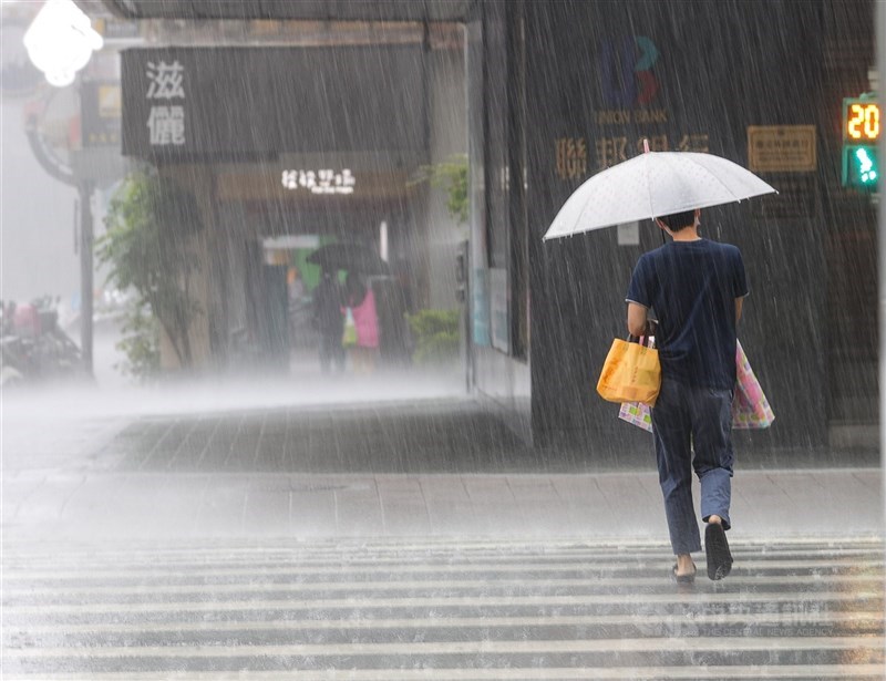 中央氣象局4日上午發布15縣市大雨及豪雨特報，主要是梅雨鋒面及颱風彩雲外圍環流影響。（中央社檔案照片）