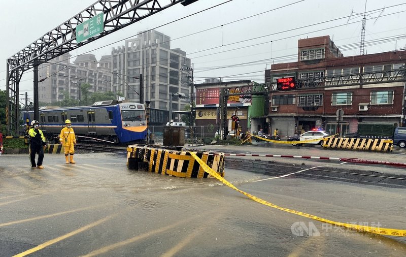 新北市府消防局4日表示,受強降雨影響,鶯歌區尖山埔路平交道因地區道路淹水,導致台鐵火車一度停駛,平交道兩邊的車輛也暫時無法通行。(新北市消防局提供)中央社記者黃旭昇新北傳真 110年6月4日