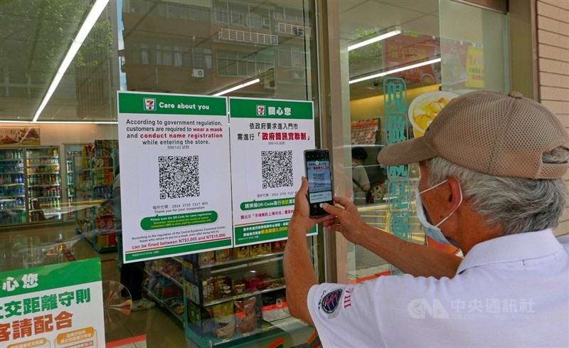簡訊實聯制5月19日上路至今,NCC表示,3週來簡訊發送量達3億則,先前預算編列新台幣8億元是最低的維護成本。圖為民眾使用簡訊實聯制情形。(中央社檔案照片)